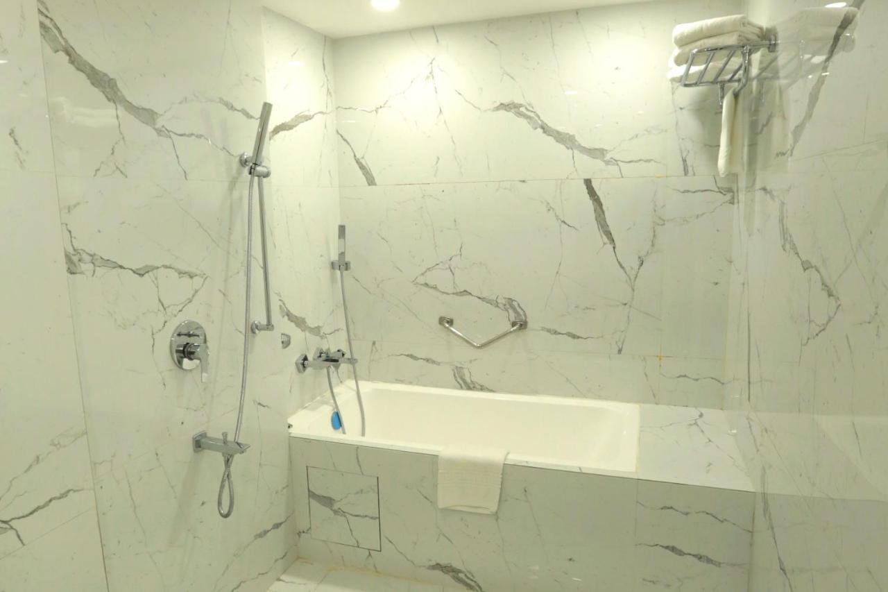 Hotel Meraden Grand Waranasi Zewnętrze zdjęcie