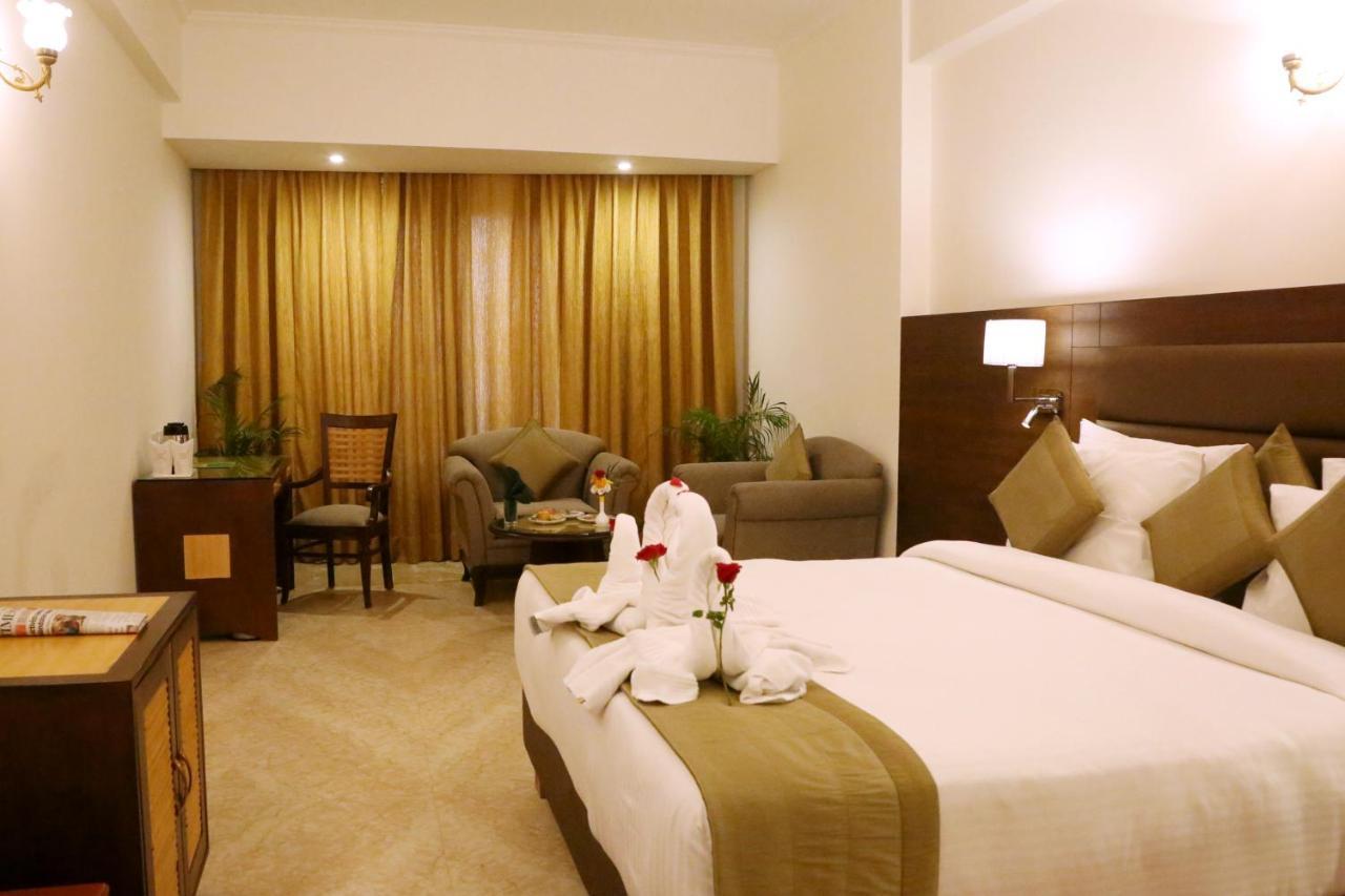 Hotel Meraden Grand Waranasi Zewnętrze zdjęcie