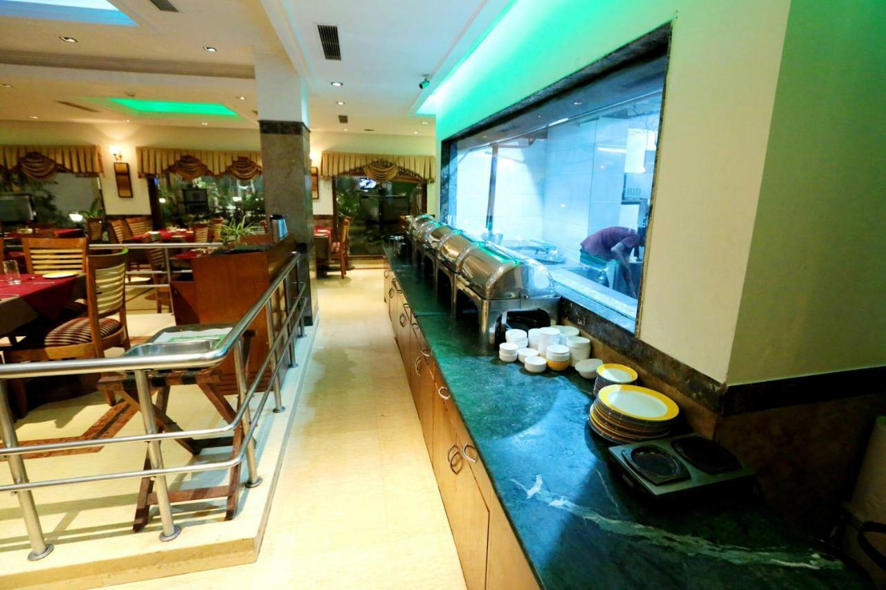 Hotel Meraden Grand Waranasi Zewnętrze zdjęcie
