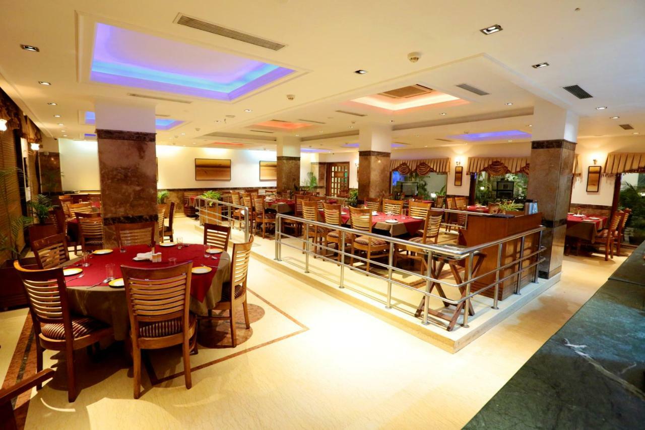 Hotel Meraden Grand Waranasi Zewnętrze zdjęcie