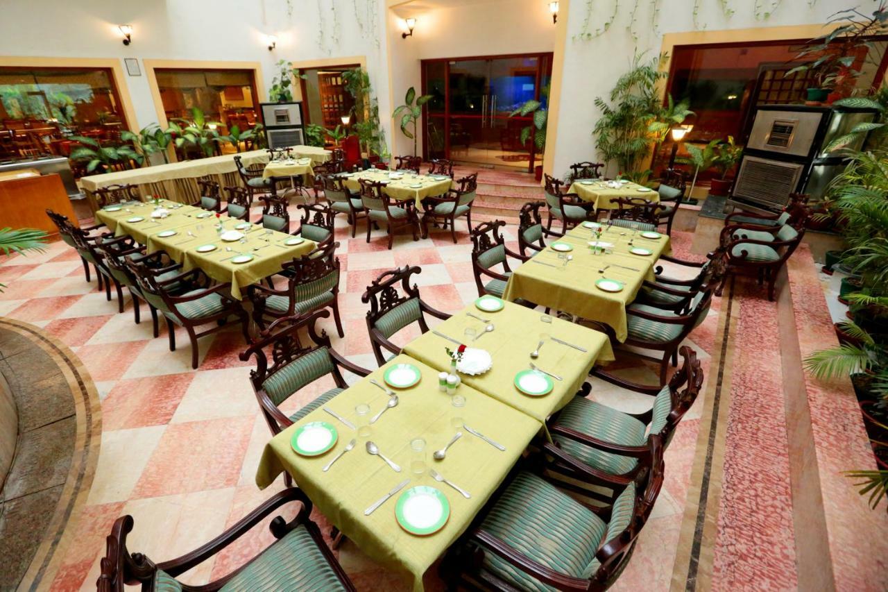 Hotel Meraden Grand Waranasi Zewnętrze zdjęcie